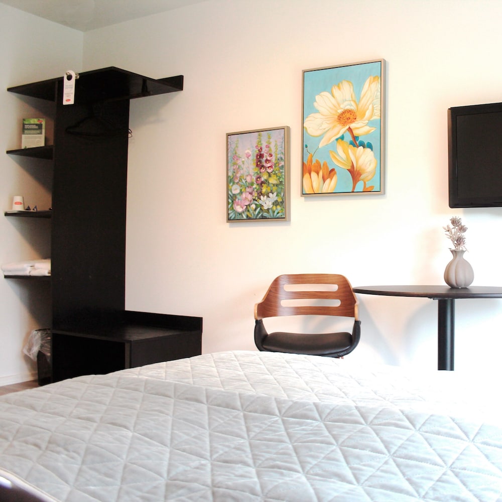 Comfort Room, 1 Queen Bed (Hotel) - Photo 5