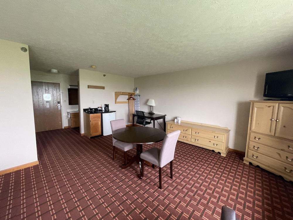 Suite, 1 King Bed, Non Smoking photo 2