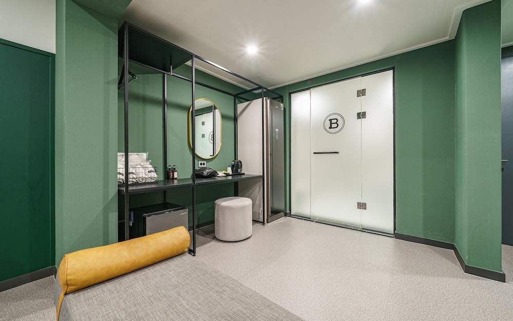 Room (Suite family bath - Starbucks coffee ) - Photo 13