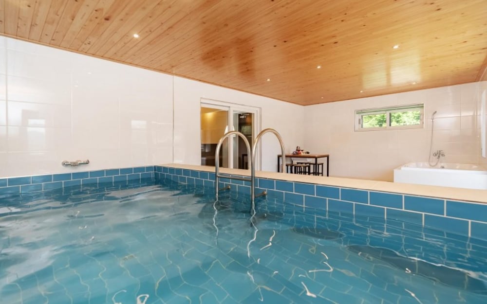 Room (Room 201 (pool available))