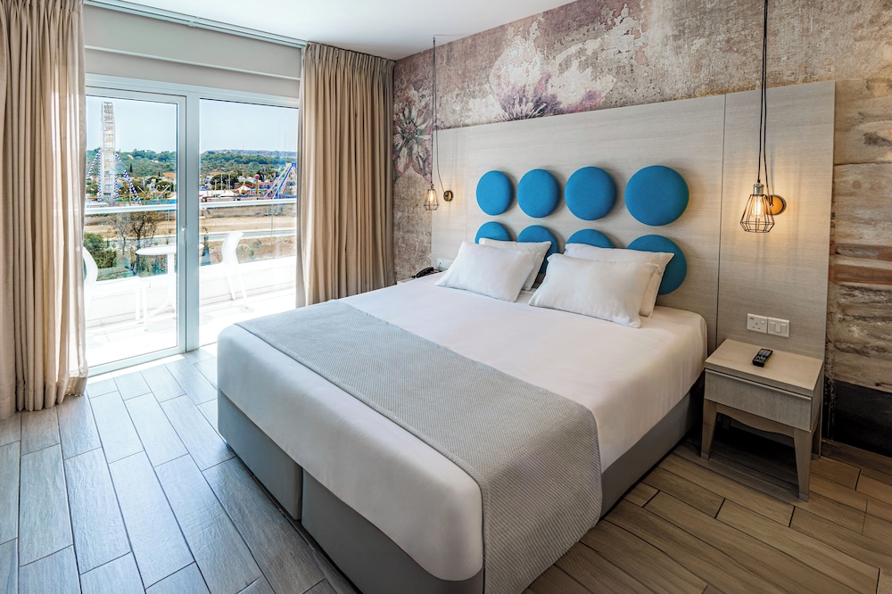 One Bedroom Suite - Inland View photo 1