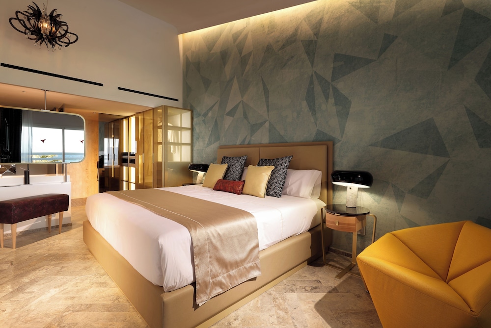 Size Does Matter Suite Single Use - Entrance to Ushuaia Club Included photo 3