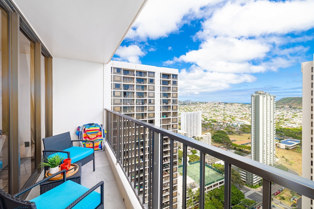 Diamond Head and Ocean views with King Bed and Parking: Condo, 1 Bedroom, Balcony, Ocean View (0023) photo