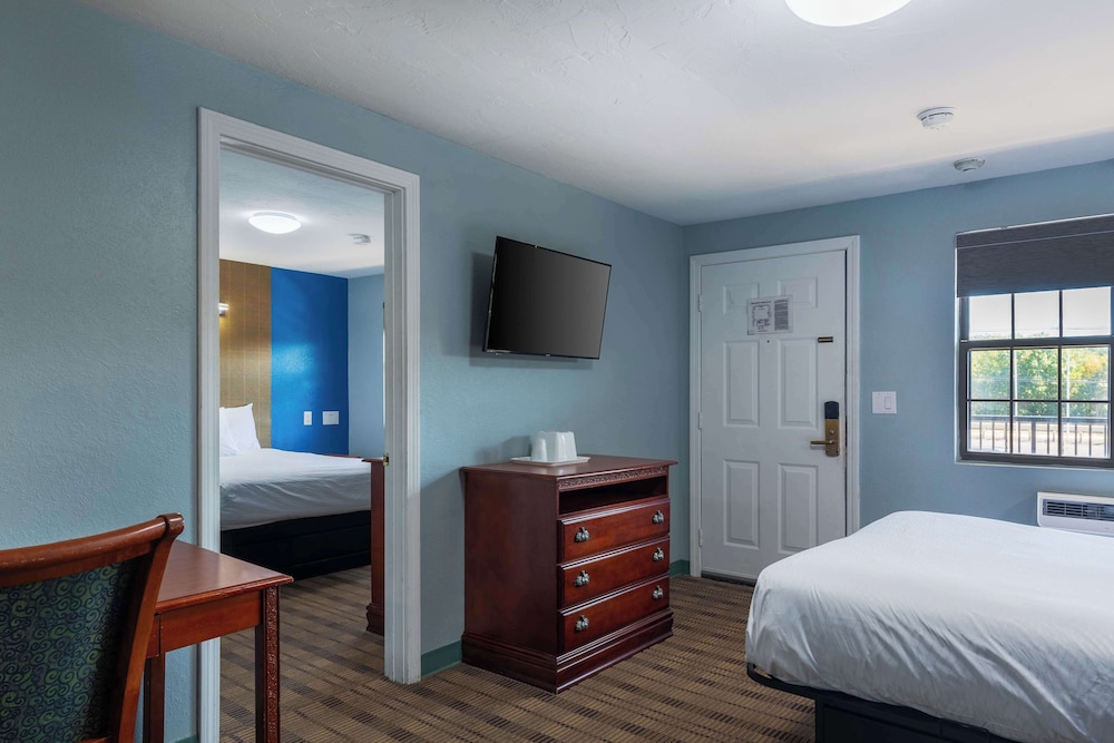 Suite, 1 Queen Bed, Accessible, Smoking photo 3