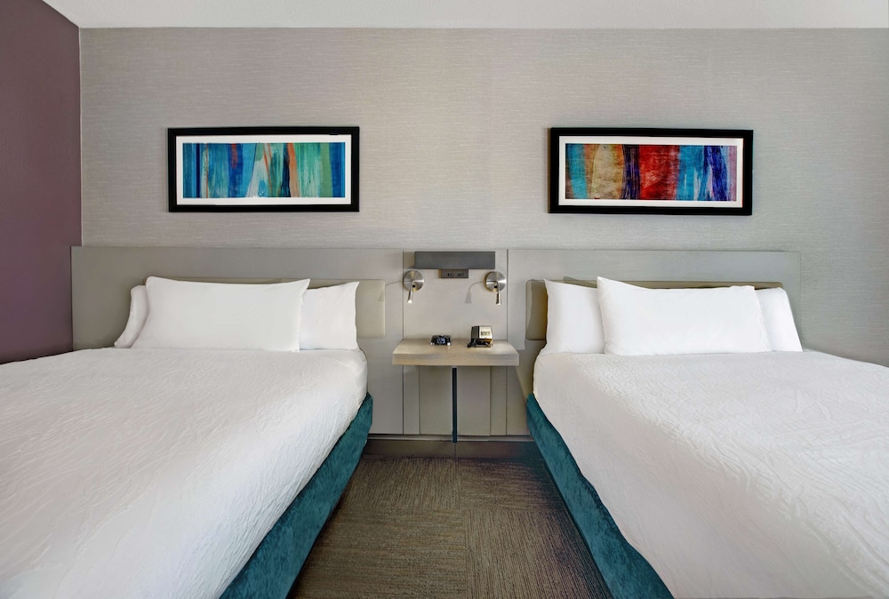 Room, 2 Queen Beds, Non Smoking (Drinks & Snacks) photo 1