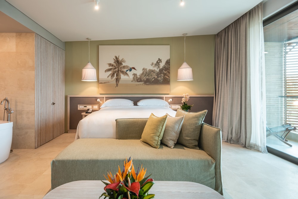 Junior Suite 1 King, Beach Front - Photo 1