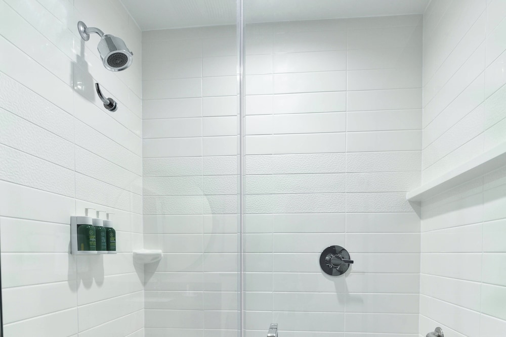 Room, 2 Queen Beds (Mobility Accessible, Tub) - Photo 7