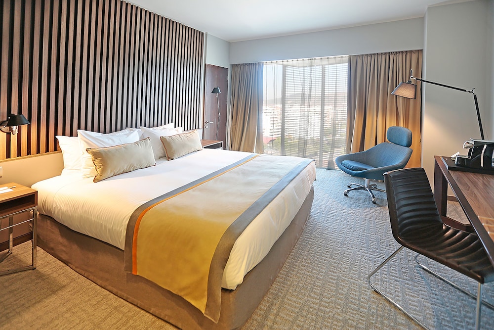 Room, 1 King Bed, Accessible (Roll-In Shower) photo 1