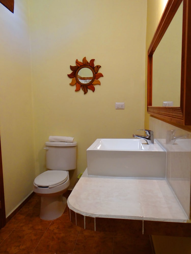 Standard Room, 1 King Bed, Private Bathroom, Garden View photo 3
