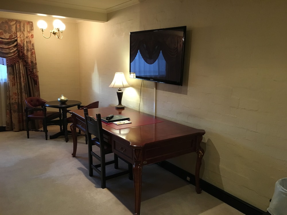 Royal Manor Suite photo 2