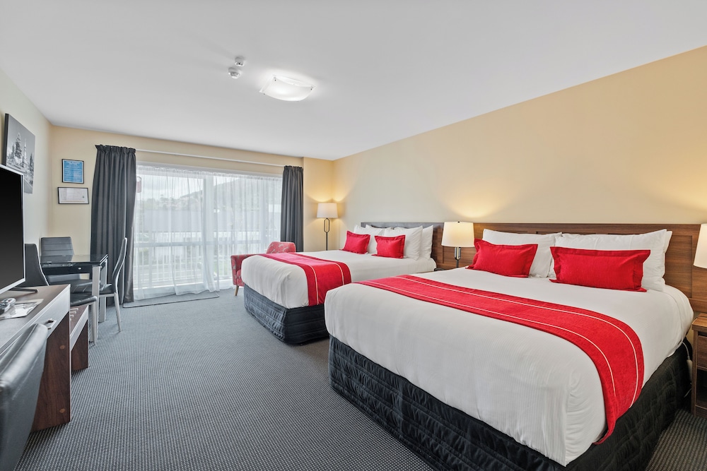 Executive Double or Twin Room, 2 Queen Beds, Pool View, Mezzanine