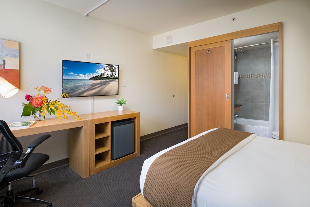 Deluxe Room, 1 Queen Bed, Ocean View - Photo 1