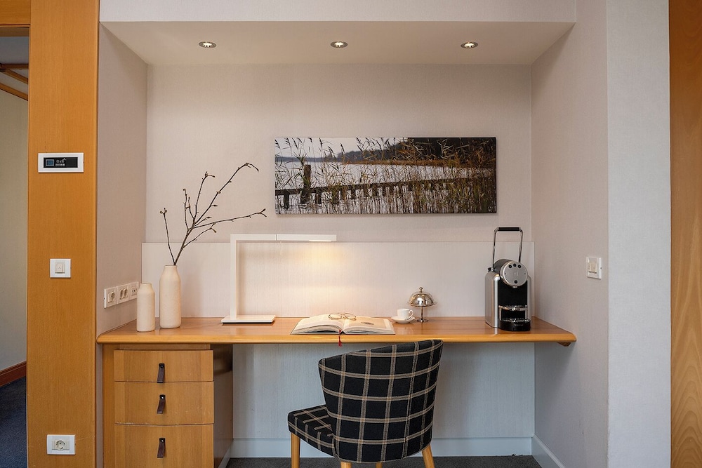Suite, Lakeside photo 3