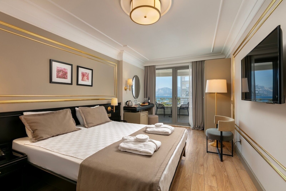 Deluxe Room with Sea View thumbnail 6