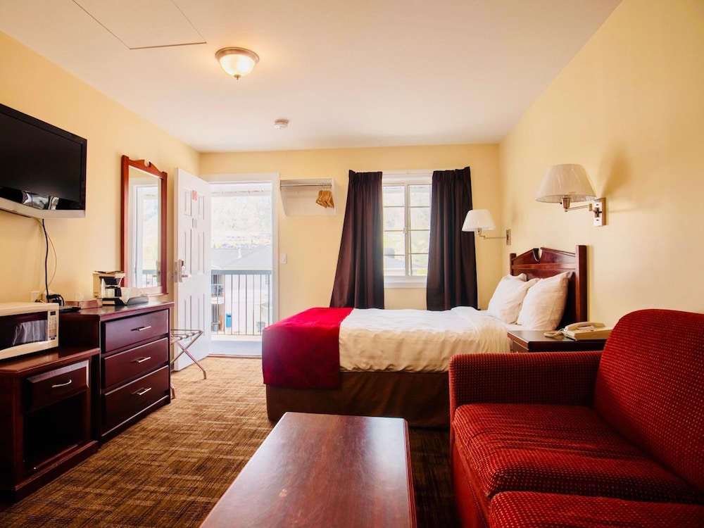 Deluxe Room, 1 Queen Bed, Kitchen, Mountain View photo 2