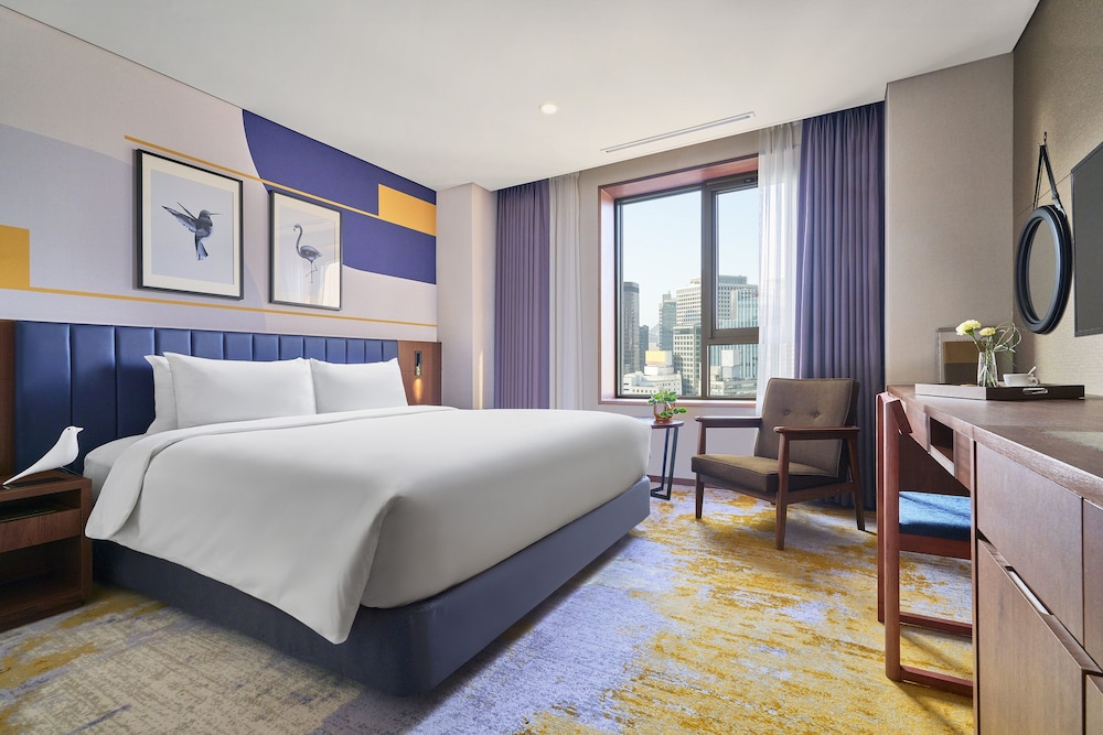 Deluxe Room, 1 King Bed, Club Lounge Access, City View photo 3