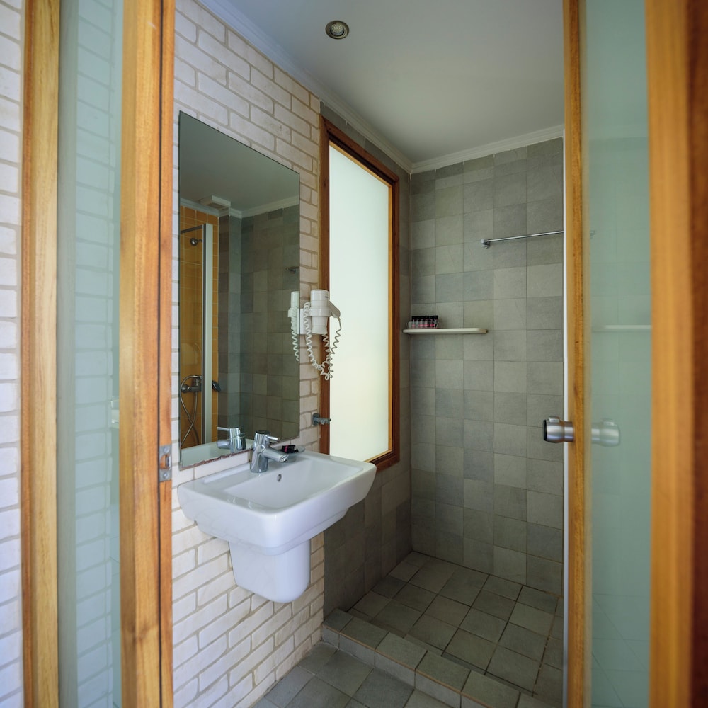 Double or Twin Room, Garden View (No Balcony) - Photo 8