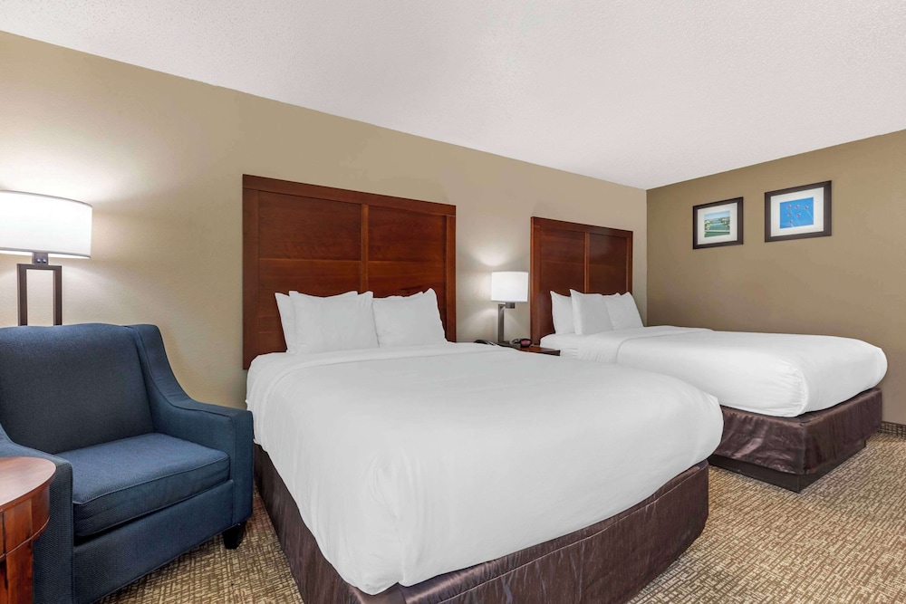 Standard Room, 2 Queen Beds, Non Smoking - Photo 2