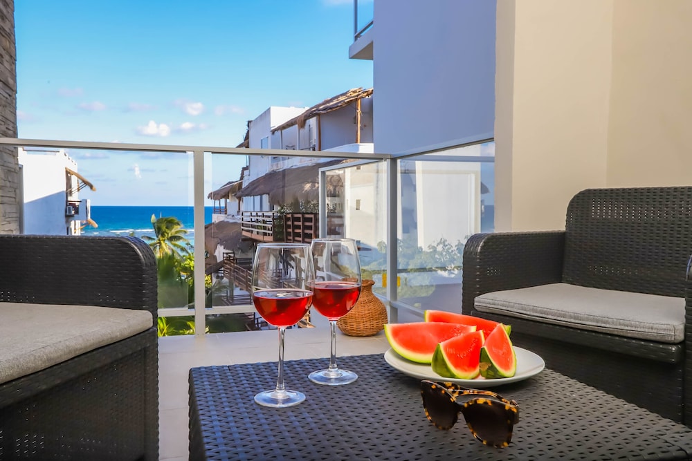 Panoramic Studio Suite, 1 King Bed, Balcony, Sea View photo 1