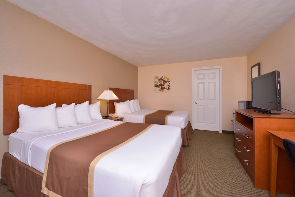 Standard Room, 2 Queen Beds, Non Smoking - Photo 5