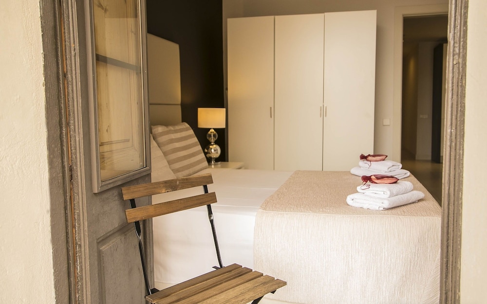 City Apartment, 2 Bedrooms, Balcony photo 3