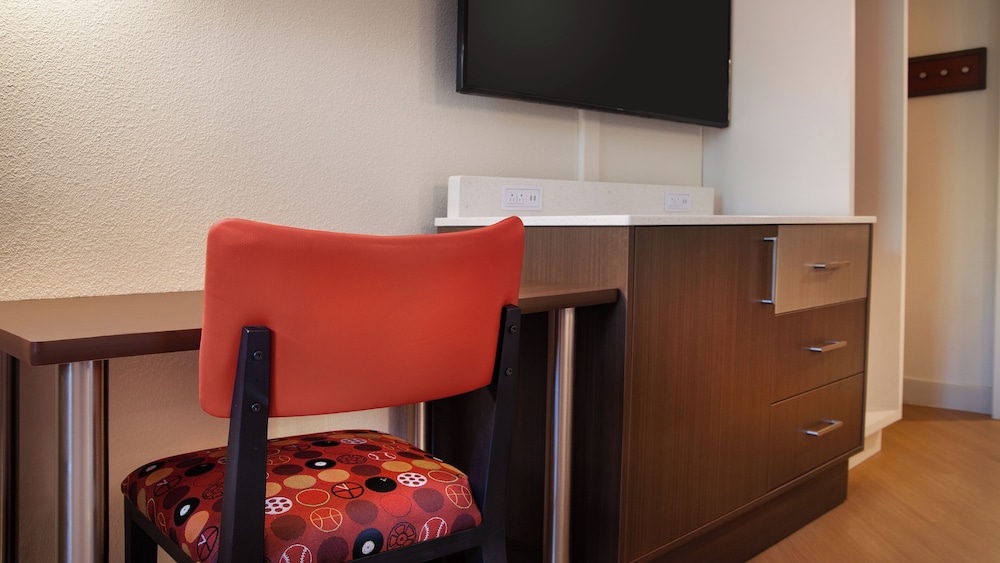 Standard Room. Hearing accessible - visual alarms and notifications. 1 king bed. - Photo 2
