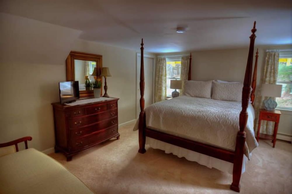 Carriage House Room 4 photo 2