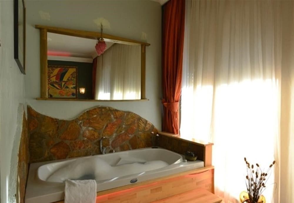 Bungalow, Jetted Tub
