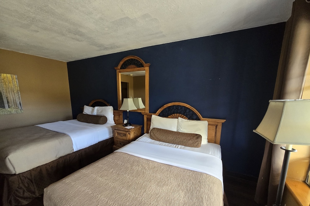 Room, 2 Queen Beds, Non Smoking (Upgrade) photo 2