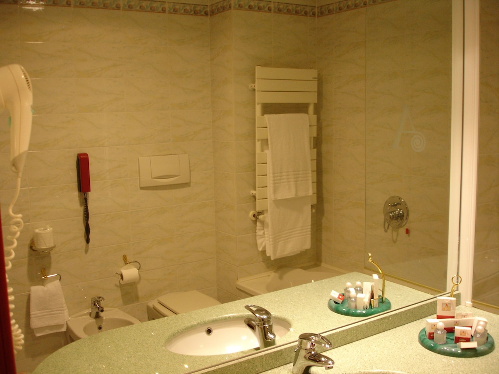 Classic Twin Room - Photo 5