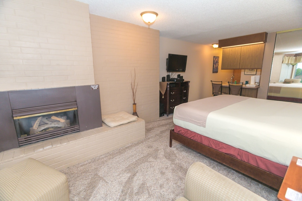 Standard Studio, 1 King Bed, Kitchenette, Pool View (Studio Unit- Room 202-No Pets) - Photo 3
