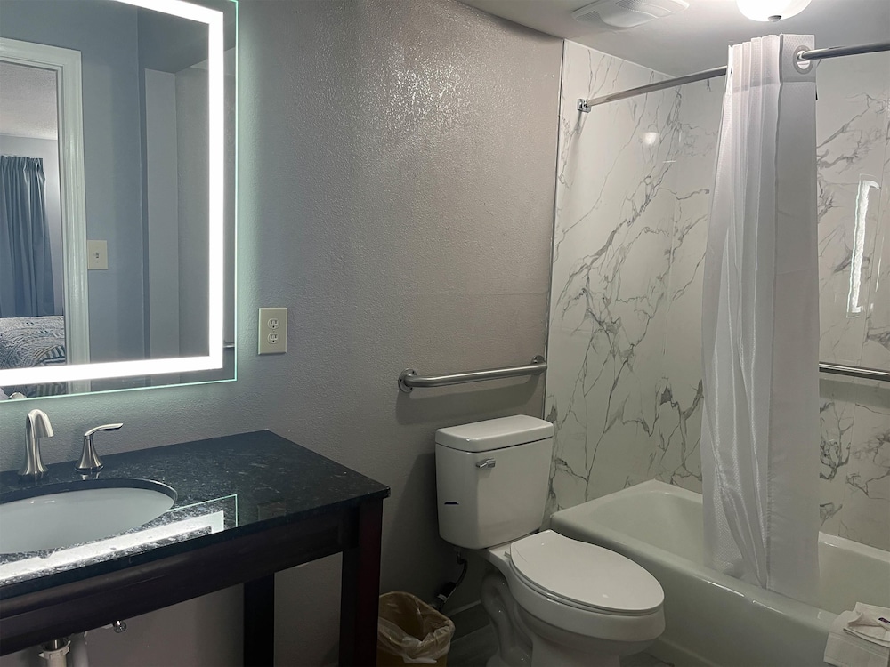 Deluxe Room, 2 Queen Beds, Non Smoking, Refrigerator & Microwave - Photo 6