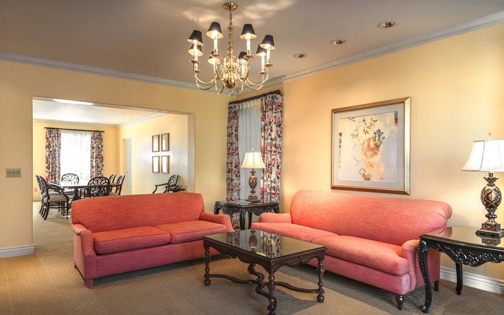 Suite (Oakcrest California Cottage)