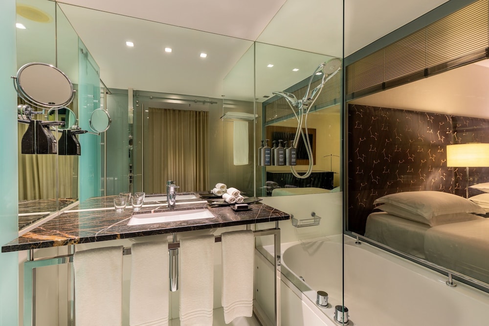 Premium Room, 1 Queen Bed (Pool Access) - Photo 7