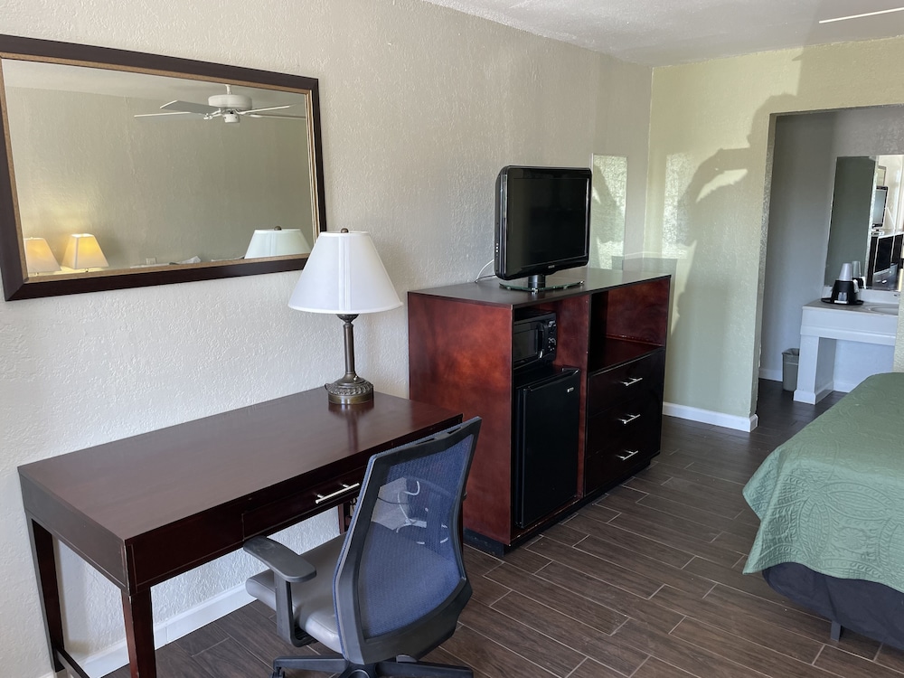 Newly remodeled rooms, 1 Queen Bed, Non-smoking, Not Pet Friendly - Photo 3