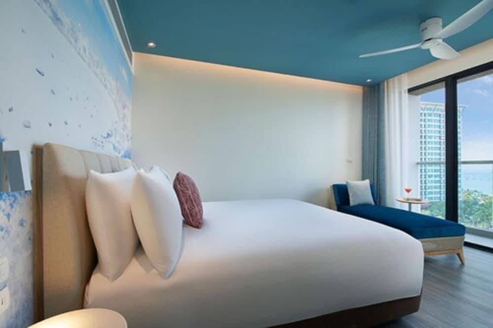 Deluxe Room, 1 King Bed, Ocean View - Photo 1