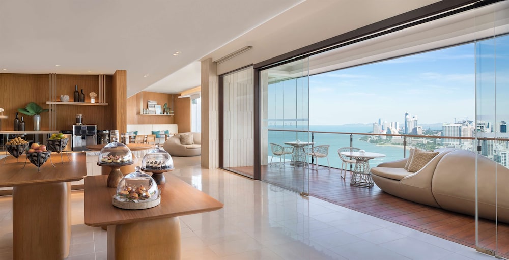 Family Suite, 1 King Bed, Ocean View (Premium)