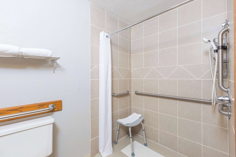 Room, 1 King Bed, Accessible, Non Smoking (Mobility, Roll-in Shower) - Photo 5
