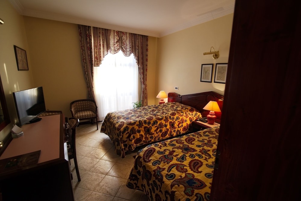 Standard Twin Room, 2 Twin Beds photo 3