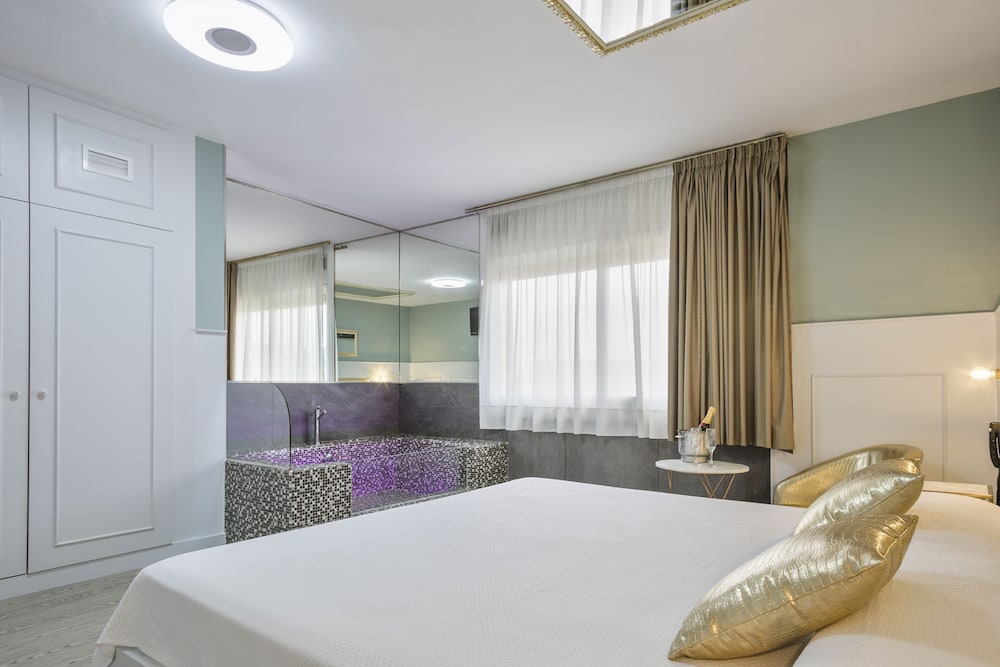 Superior Suite, 1 Queen Bed, Jetted Tub