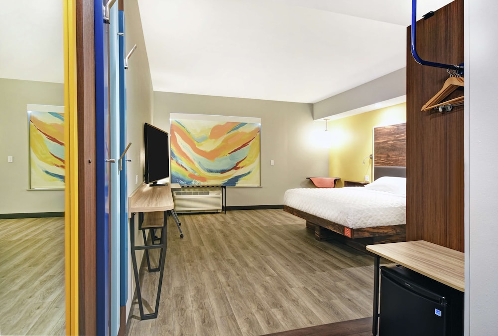 Room, 1 King Bed, Accessible (Hearing, Roll-in Shower) photo 2