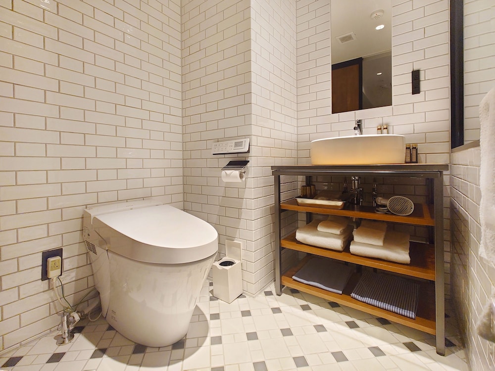 Double Room with King Bed (Rain Shower only) photo 3