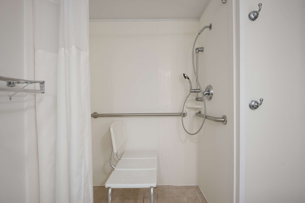 Standard Room, 1 Queen Bed, Accessible, Non Smoking - Photo 4