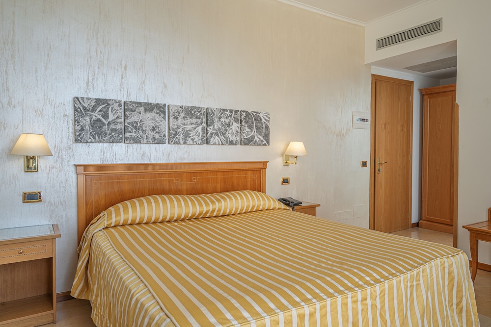 Superior Double or Twin Room, Terrace, Sea View - Photo 11