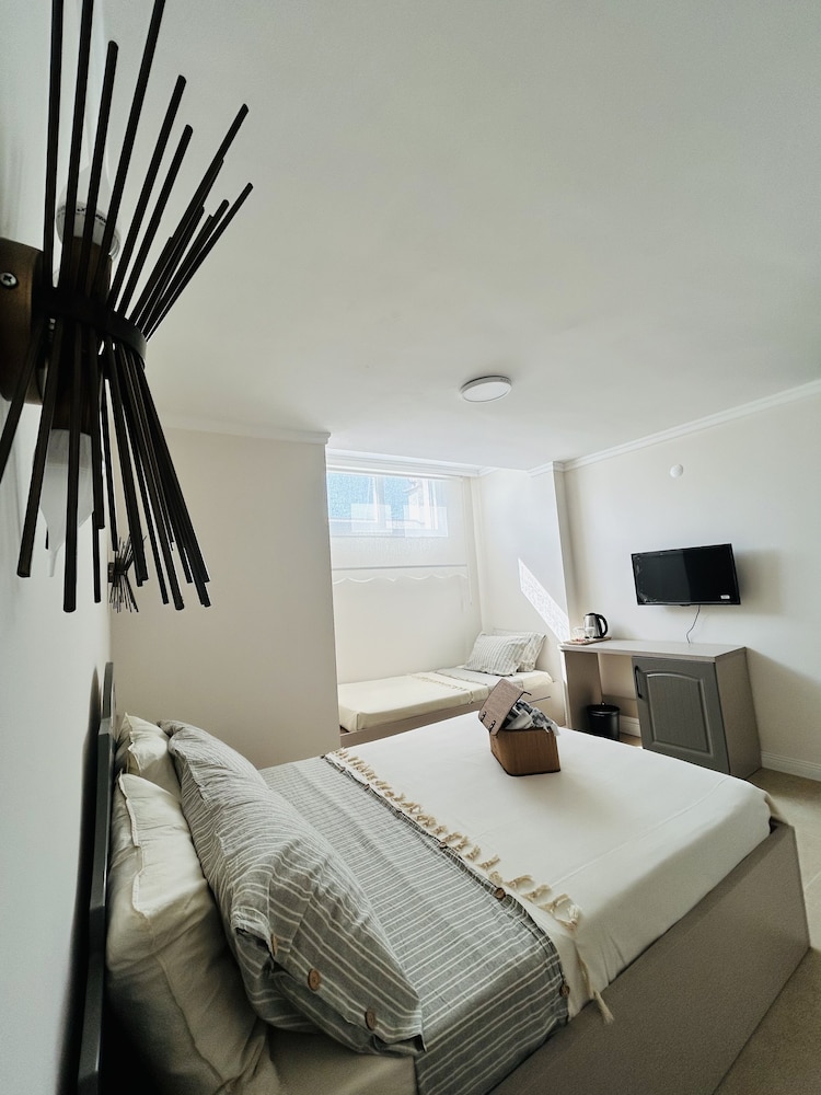 Economy Twin Room photo 1