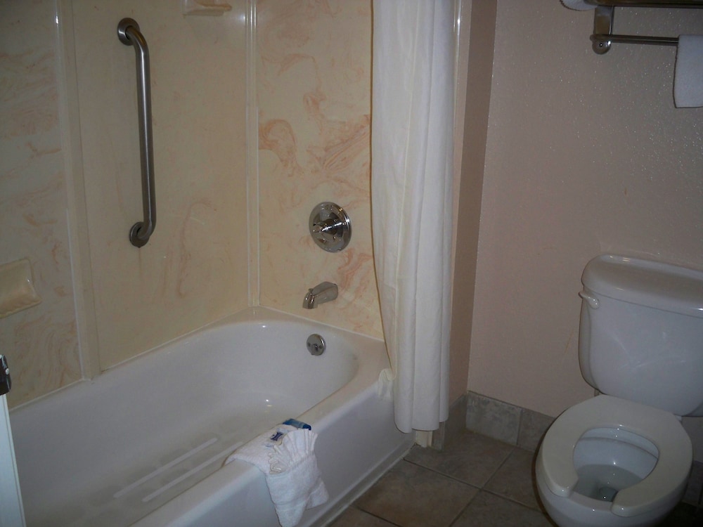 Standard Double Room, 2 Queen Beds - Photo 5