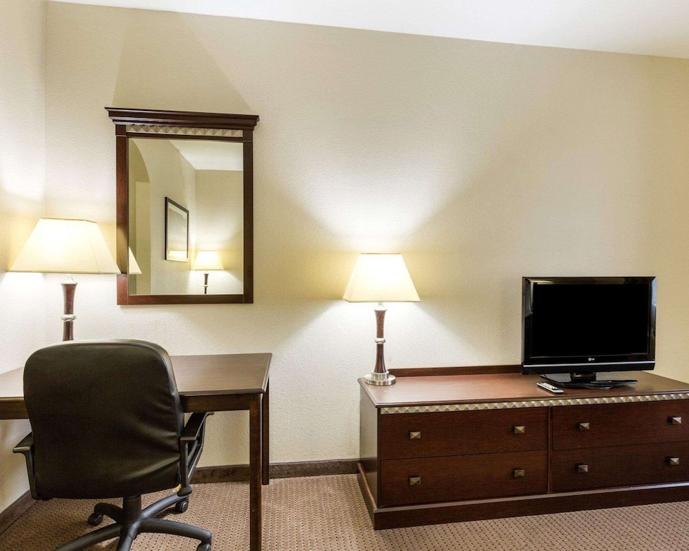 Standard Room, 1 King Bed, Non Smoking - Photo 4
