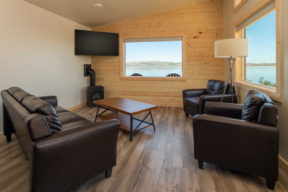 Deluxe Cabin, 1 King Bed, Kitchenette, River View photo 3
