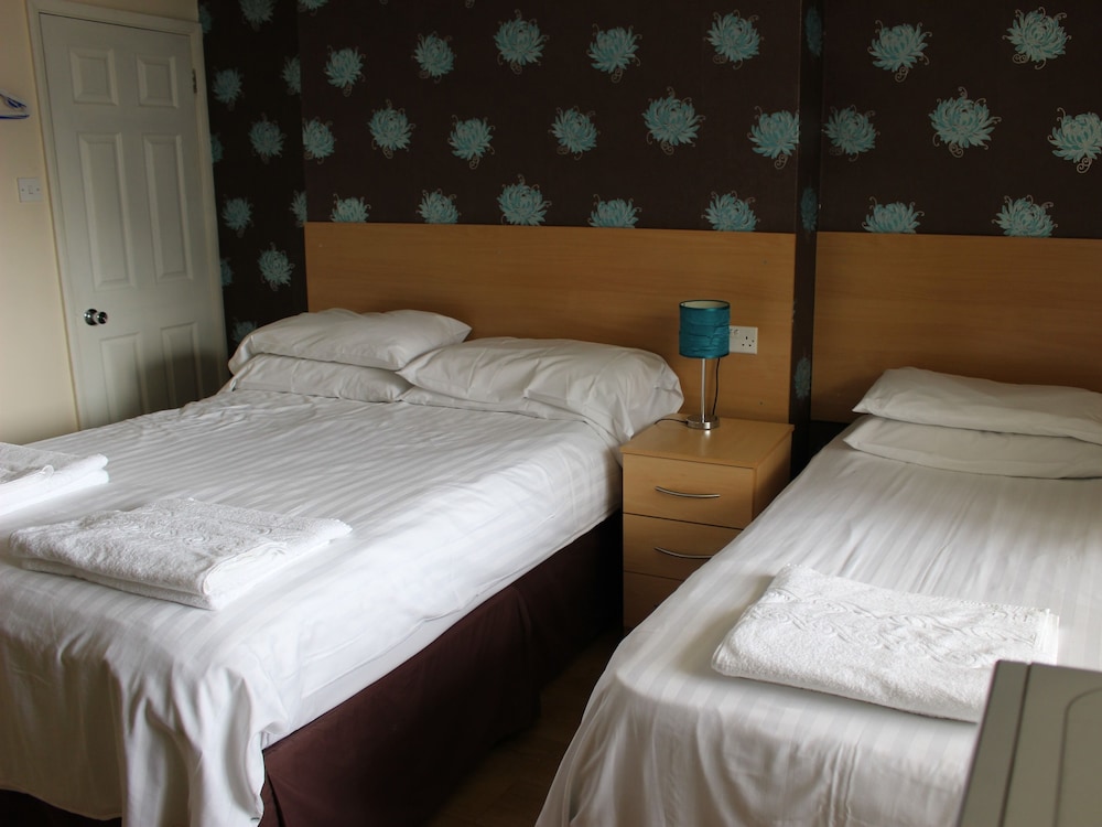 Suite, Ensuite (Double 2 And Single Beds) photo 3