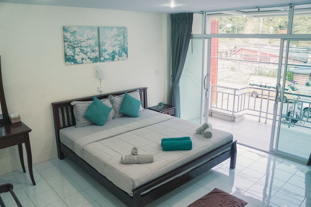 Deluxe Studio, 1 King Bed, Kitchenette, (main road, city view) photo 3